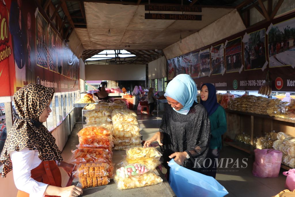 Pedagang menjajakan keripik di pusat oleh-oleh Keripik Cinta Mas Hendro, di Jalan Medan-Banda Aceh, Kecamatan Gebang, Kabupaten Langkat Sumatera Utara, Sabtu (7/8/2021). 