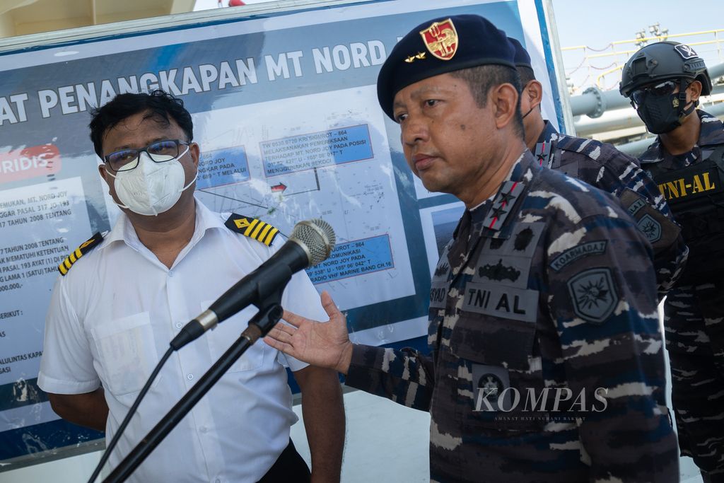 Panglima Komando Armada I Laksamana Muda Arsyad Abdullah (kanan) memberikan keterangan pers di atas tanker Nord Joy yang labuh jangkar di perairan Batam, Kepulauan Riau, Jumat (10/6/2022).