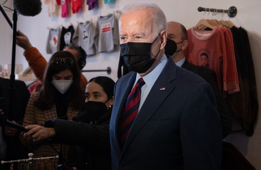 Presiden Amerika Serikat Joe Biden, berbicara mengenai kemungkinan penjatuhan sanksi pada Presiden Rusia Vladimir Putin, di sela-sela kunjungannya ke sebuah toko UMKM di Washington, Selasa (25/1). 