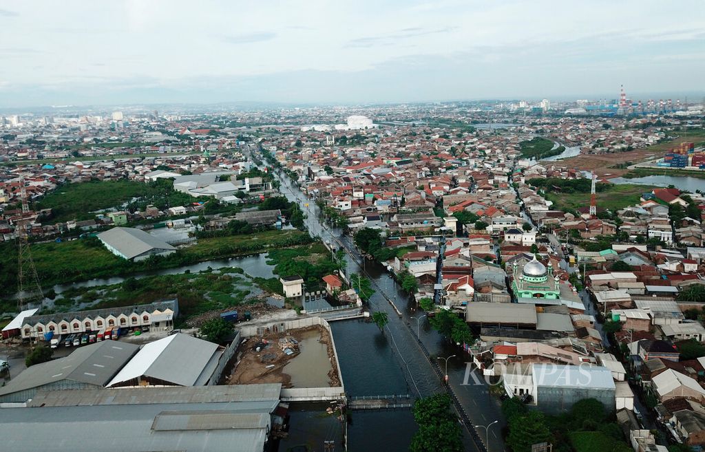 Sebagian akses jalan dan permukiman di kawasan utara Kota Semarang, Jawa Tengah, masih tergenang banjir, Senin (2/1/2023).