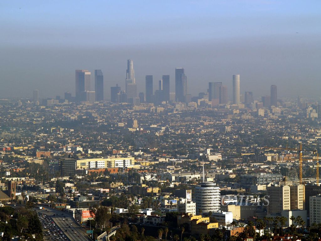Pemandangan Los Angeles, AS, yang berselimut kabut asap diambil dari kawasan Mulholland Drive yang terkenal, 11 Februari 2008. Kota ini sekarang menjadi salah satu kawasan dengan tunawisma terbanyak di AS. 
