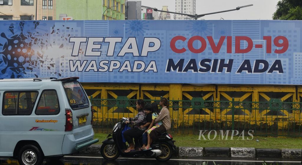 Warga berboncengan mengendarai sepeda motor tanpa memakai masker di kawasan Tanah Abang, Jakarta, Kamis (17/2/2022). Kasus Covid-19 di Indonesia yang disebabkan varian Omicron telah melampaui puncak gelombang kedua yang disebabkan varian Delta pada Juli 2021 lalu yang saat itu mencapai lebih dari 56.000 kasus per hari. Kasus baru Covid-19 di Indonesia bertambah 63.956 kasus baru pada Kamis (17/2/2022).