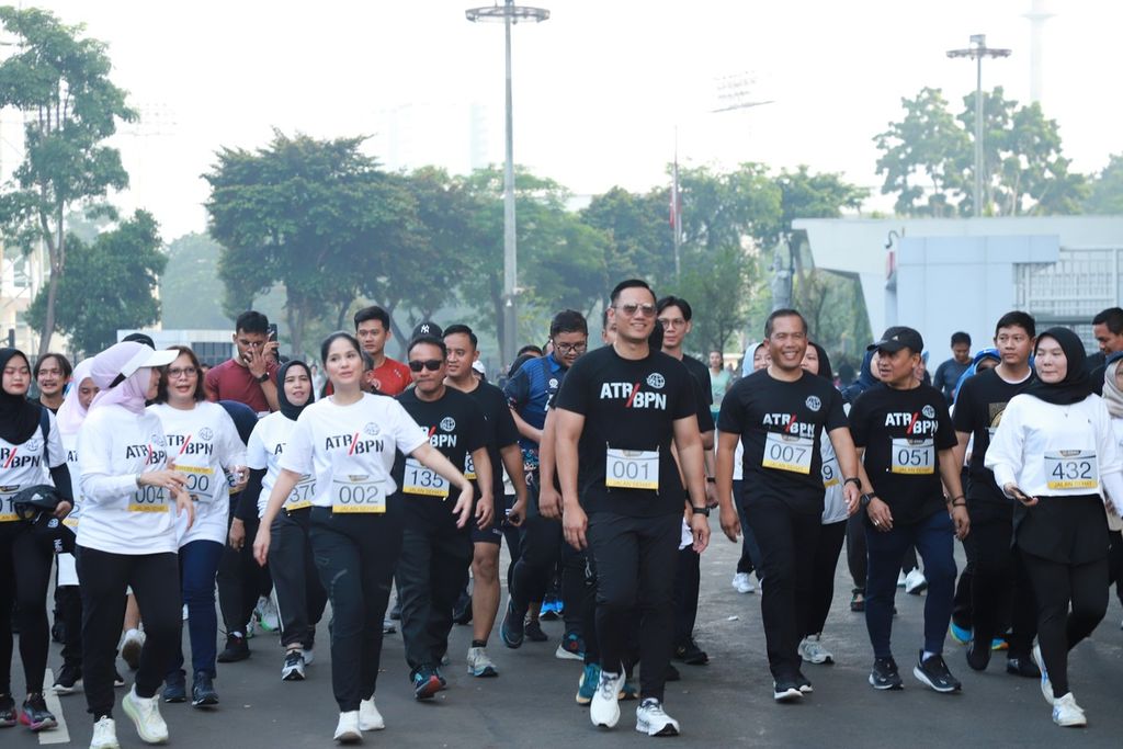 Menteri Agraria dan Tata Ruang/Badan Pertanahan Nasional Agus Harimurti Yudhoyono saat jalan santai dan senam bersama pegawai kementeriannya di Kompleks Gelora Bung Karno, Jakarta, Jumat (3/5/2024).