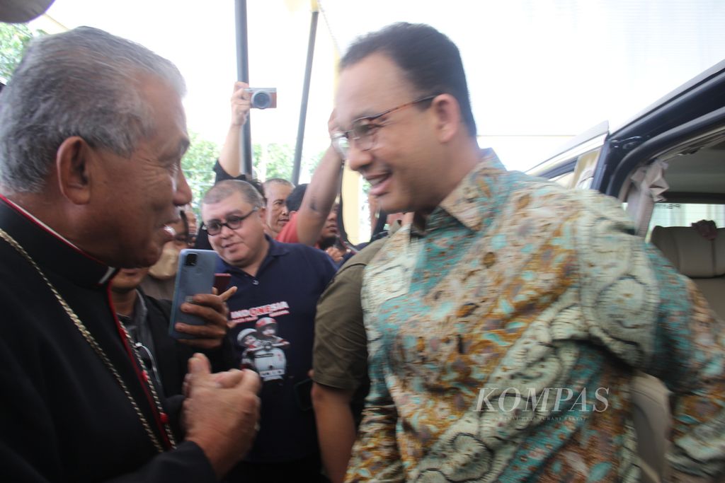 Suasana perjumpaan calon presiden Anies Baswedan dan Uskup Agung Pontianak Mgr Agustinus Agus Pr di Kota Pontianak, Kalimantan Barat, Selasa (26/12/2023).