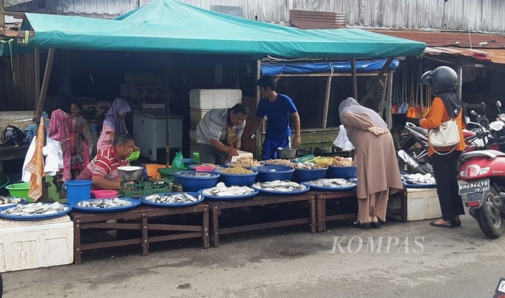 Aktivitas di Pasar Besar Palangkaraya, Kalimantan Tengah, Senin (13/3/2023).