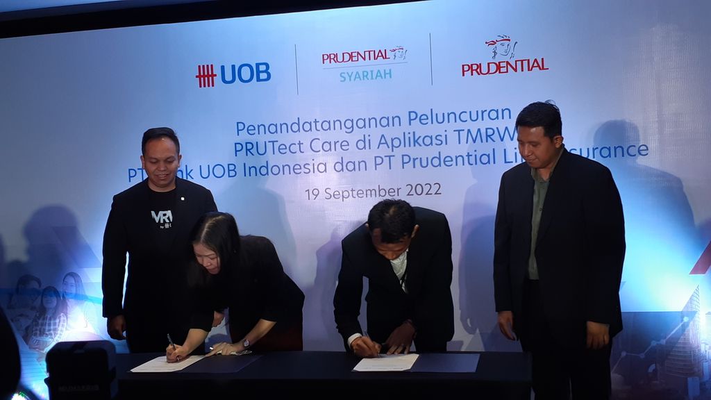 Peresmian kerja sama UOB Indonesia dan Prudential Indonesia dalam pemasaran produk asuransi melalui aplikasi TMRW di Kantor UOB Indonesia, Jakarta, Senin (19/9/2022).