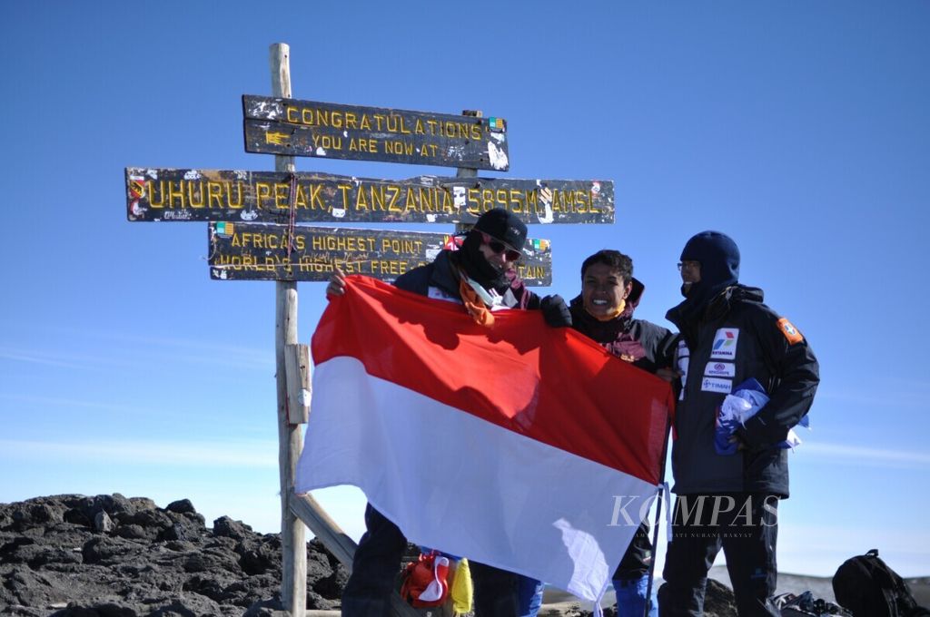 Ardeshir Yaftebbi (kiri) dan Fajri Al Lutfhi (kanan), keduanya pendaki Tim Ekspedisi Tujuh Puncak Dunia dari Wanadri, dan wartawan <i>Kompas</i> (tengah) berpose di puncak Kilimanjaro atau Uhuru (5.895 meter), Minggu (1/8/2010) siang. Uhuru merupakan puncak tertinggi di Afrika yang juga satu dari tujuh puncak tertinggi di tujuh benua. Foto diambil oleh Martin Rimbawan, pendaki ekspedisi dari Wanadri.