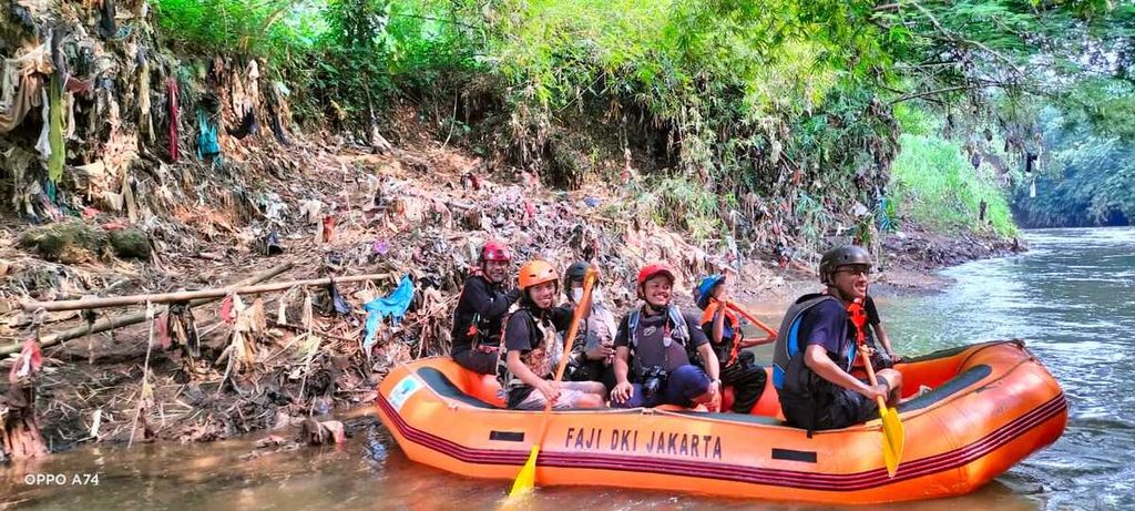 Tim Ekspedisi Sungai Nusantara menyusuri Sungai Ciliwung di Jakarta, Minggu (15/5/2022). Tim tersebut mengkaji kesehatan sungai, kandungan mikroplastik, dan polutan dalam air. 