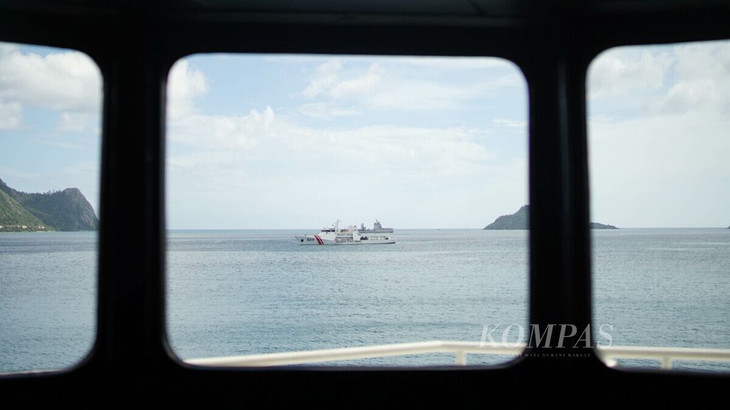 Kapal Negara (KN) Pulau Dana (323) milik Bakamla RI terlihat dari dalam anjungan KN Tanjung Datu, kapal terbesar Bakamla yang sedang bersandar di Pelabuhan Selat Lampa, Natuna, Rabu (8/1/2019) sore. 