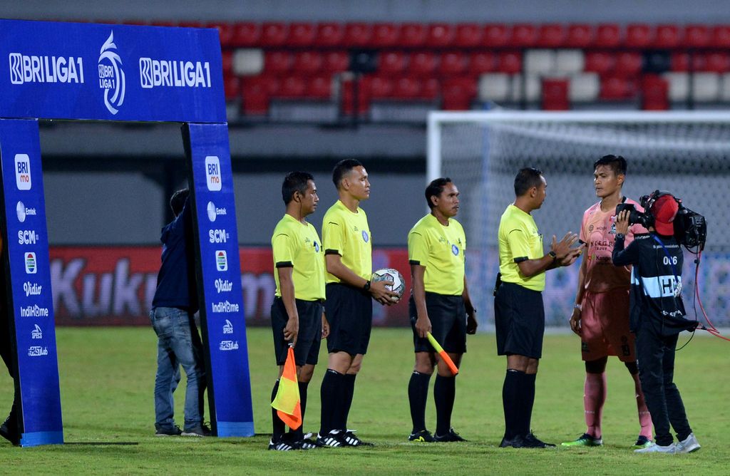 Kapten Madura United Fachruddin Wahyudi Aryanto (kedua kanan) berdiskusi dengan wasit saat pertandingan Liga 1 melawan Persipura Jayapura di Stadion Kapten I Wayan Dipta, Gianyar, Bali, Senin (21/2/2022). Pertandingan Persipura Jayapura melawan Madura United tersebut batal dilaksanakan karena tim Persipura tidak datang ke stadion. 
