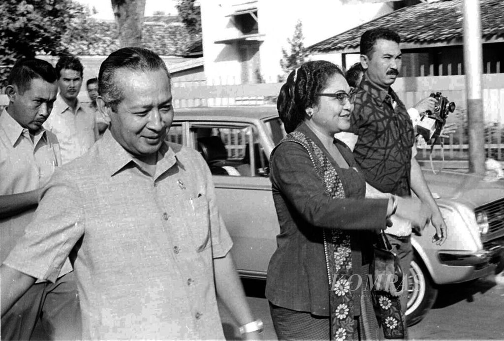 Presiden Soeharto bersama Ibu Tien menuju TPS.