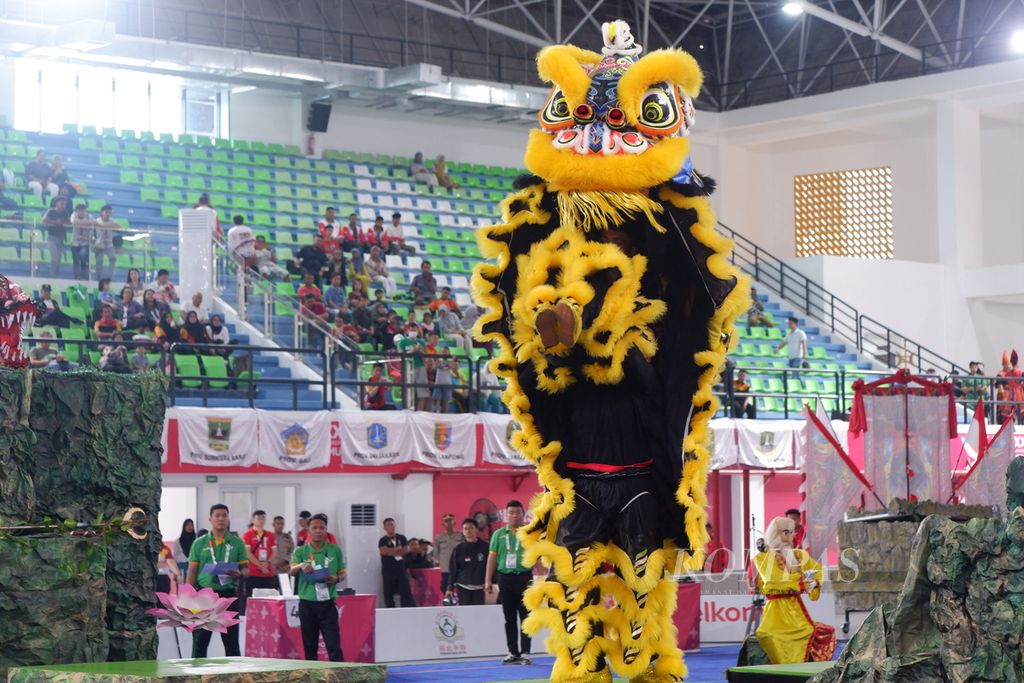 Tim barongsai tradisional Bali tampil pertama pada PON Aceh-Sumut 2024 di Gedung Mixed Martial Art, Deli Serdang, Sumatera Utara, Jumat (6/9/2024). Total ada sembilan kontingen yang memperebutkan medali pada nomor barongsai tradisional. 