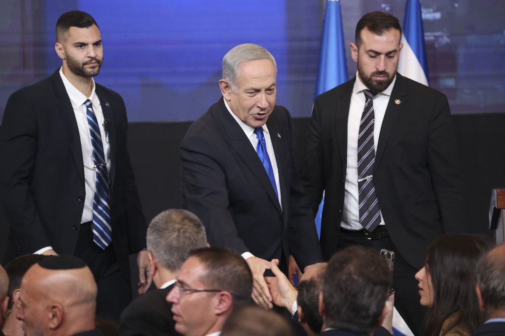 Pemimpin Partai Likud Benjamin Netanyahu (tengah, atas) menyalami para pendukungnya setelah jajak pendapat pertama memperlihatkan koalisi partainya dengan sejumlah partai sayap kanan unggul atas lawan politiknya, Rabu (2/11/2022). 