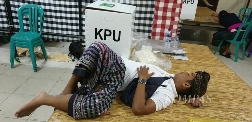 Seorang petugas KPPS tertidur setelah selesai penghitungan suara di TPS 09, Kuta Utara, Badung, Bali, pada 18 April 2019, sekitar pukul 03.00 Wita.