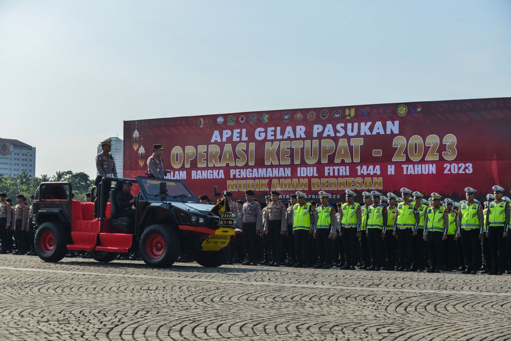Kepala Polri Jenderal (Pol) Listyo Sigit Prabowo (kanan), didampingi pemimpin upacara apel Operasi Ketupat 2023 Brigadir Jenderal (Pol) Ery Nursatari, di kawasan Monas, Jakarta Pusat, Senin (17/4/2023). 