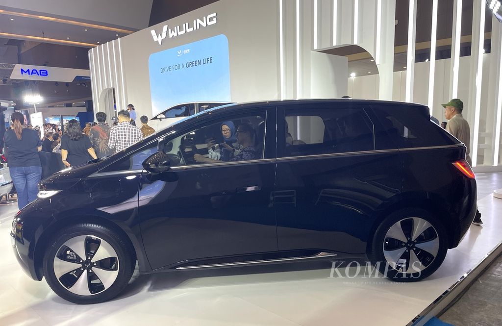 Tampak samping Wuling Cloud EV ketika diperkenalkan di ajang Periklindo Electric Vehicle Show, Selasa (30/4/2024) di JIExpo, Kemayoran, Jakarta Pusat.