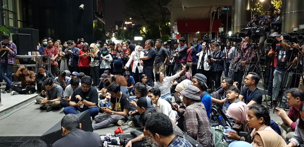 Awak media massa menunggu konferensi pers pernyataan sikap KPK terhadap upaya pelemahan, di depan Gedung Merah Putih KPK, Jakarta Selatan, Jumat (13/9/2019).