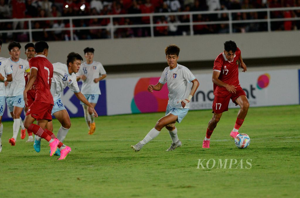 Penyerang Indonesia U-23, Rafael William Struick (kanan), mengecoh bek Taiwan sebelum mencetak gol ketiga tuan rumah pada laga Kualifikasi Grup K Piala Asia U-23 2024 di Stadion Manahan, Surakarta, Sabtu (9/9/2023). 