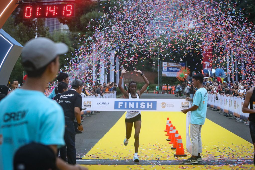 Pelari asal Kenya, Rosemary Mumo Katua, sampai di garis finis dalam ajang LPS Monas Half Marathon di Istora Senayan, Jakarta, Minggu (2/7/2023).