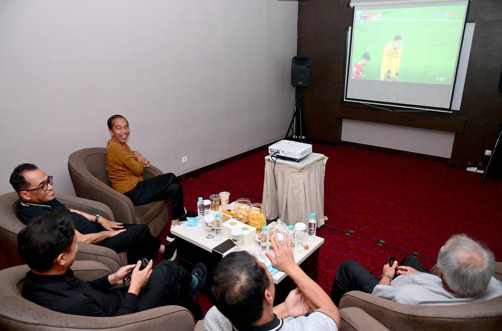 Presiden Joko Widodo menjadi saksi kemenangan meyakinkan tim nasional sepak bola Indonesia atas Vietnam 3-0 dalam laga lanjutan Kualifikasi Piala Dunia 2026 Zona Asia Grup F. Presiden Jokowi menonton bareng (nobar) laga tersebut bersama sejumlah menteri dan perangkat melekat di hotel tempatnya bermalam di Kota Palu, Provinsi Sulawesi Tengah, pada Selasa (26/3/2024).