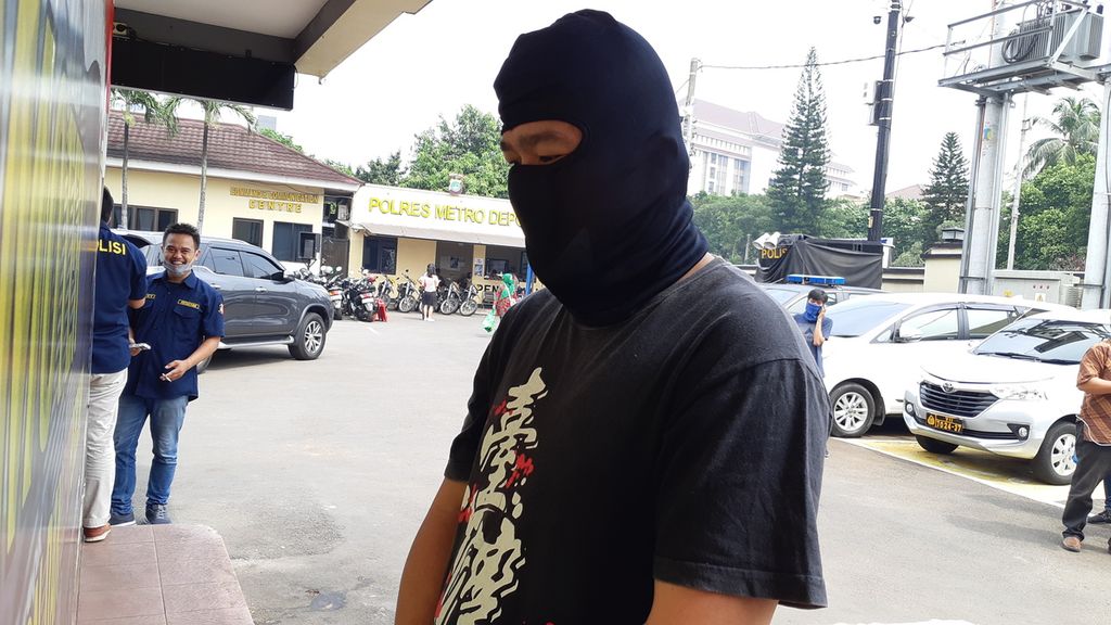 Syahril Parlindungan Martinus Marbun (45), pelaku kekerasan seksual terhadap anak di bawah umur, ditangkap Polres Metro Depok, Senin (15/6/2020), setelah mendapat laporan dari pihak rumah ibadah, tempatnya bekerja sebagai pembimbing anak-anak.