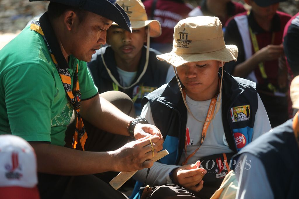 The trainer directs the regional contingent participants to assemble catapults during the Scouting Ability session in the National Scout Movement Jamboree at Buperta, Cibubur, Jakarta, on Friday (19/8/2022).