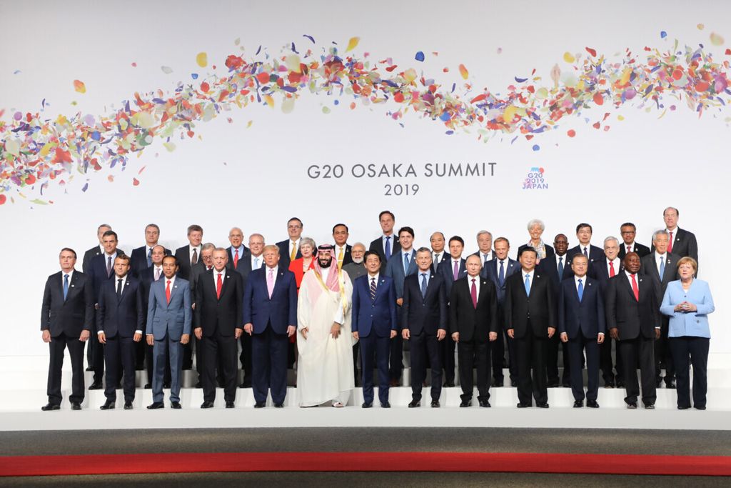 Para pemimpin G20 dalam sesi foto keluarga pada Pertemuan Tingkat Tinggi G20 di Osaka pada 28 Juni 2019. (Photo by Ludovic MARIN / AFP)