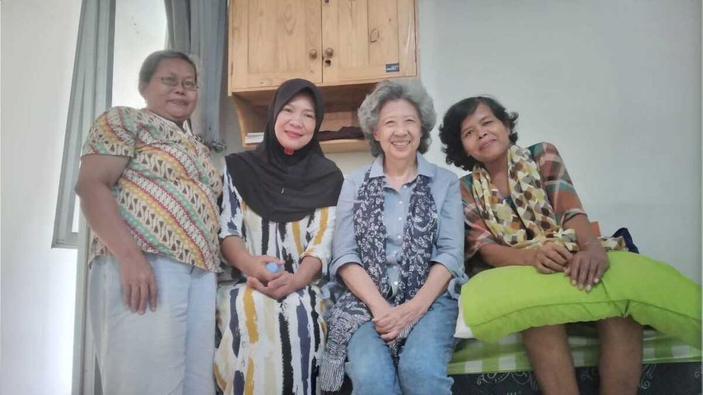 Megawati (tengah), seorang navigator pasien, bersama penyintas kanker di rumah singgah CISC, Kecamatan Senen, Jakarta Pusat, Senin (8/5/2023).