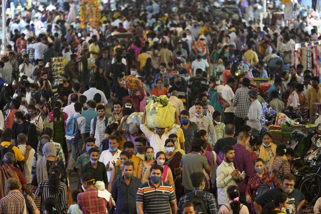 Orang-orang memadati area pasar di luar stasiun kereta api di Mumbai, India, 12 Maret 2022. Para ahli demografi tidak yakin kapan tepatnya India akan dinobatkan sebagai negara terpadat di dunia karena mereka mengandalkan perkiraan untuk membuat tebakan terbaik mereka. 