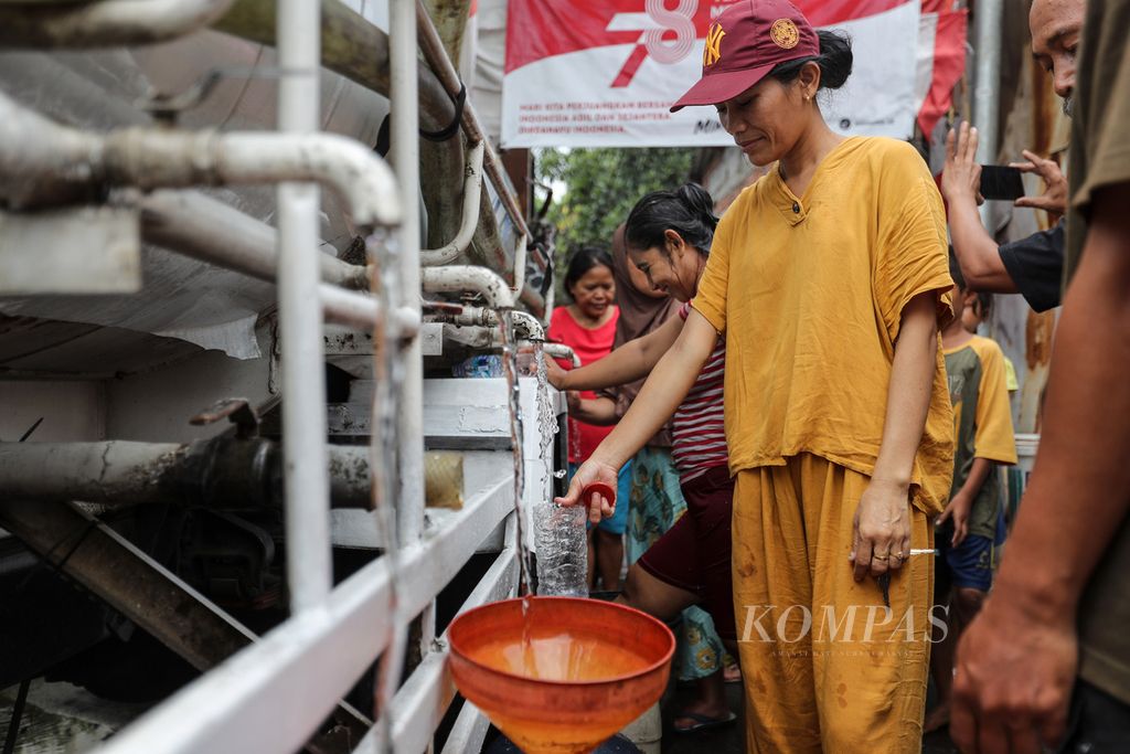 Warga mengantre untuk mendapatkan air bersih dari tangki mobil PAM Jaya di RW 011, Kecamatan Kalideres, Jakarta Barat, Kamis (14/9/2023). 