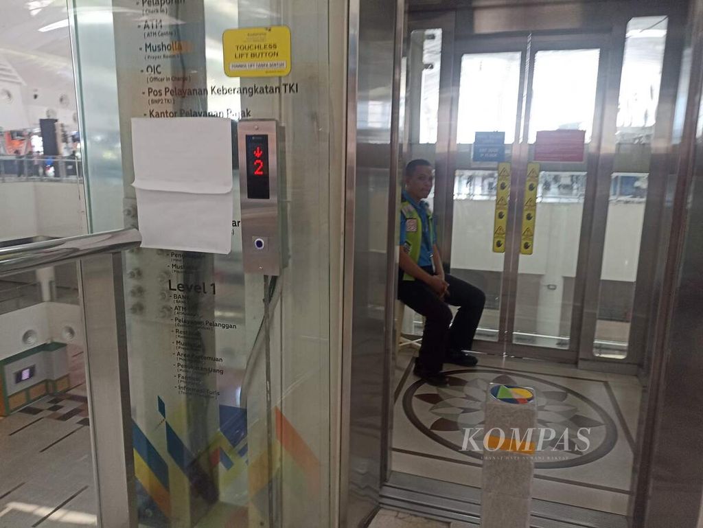 Petugas mengawasi penggunaan lift di Bandara Kualanamu, Kabupaten Deli Serdang, Sumatera Utara, Selasa (20/6/2023). Satu dari empat lift Kualanamu mulai digunakan pasca-kecelakaan yang menyebabkan seorang pengguna meninggal akibat jatuh dari celah lift. 
