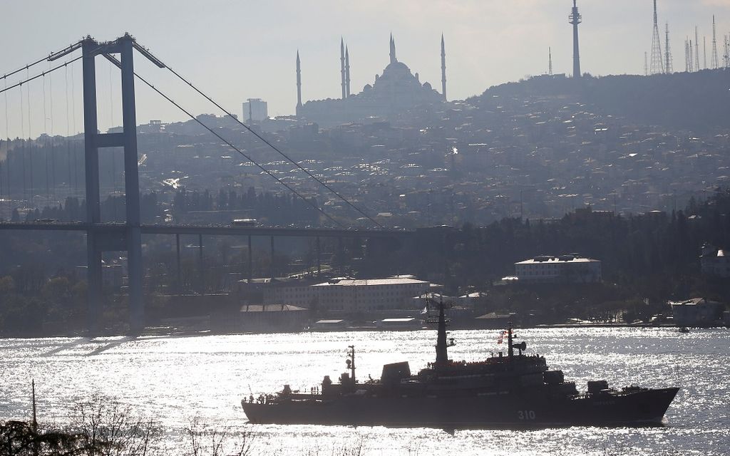 Kapal latihan Angkatan Laut Rusia, Perekop, berlayar melewati Selat Bosporus, Istanbul, Turki, dalam pelayaran menuju Laut Tengah, 2 April 2018. 