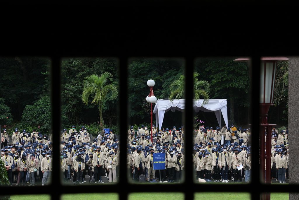 Mahasiswa mengikuti upacara penerjunan peserta Kuliah Kerja Nyata-Pembelajaran Pemberdayaan Masyarakat di halaman Balairung Universitas Gadjah Mada, Yogyakarta, Jumat (24/6/2022). 