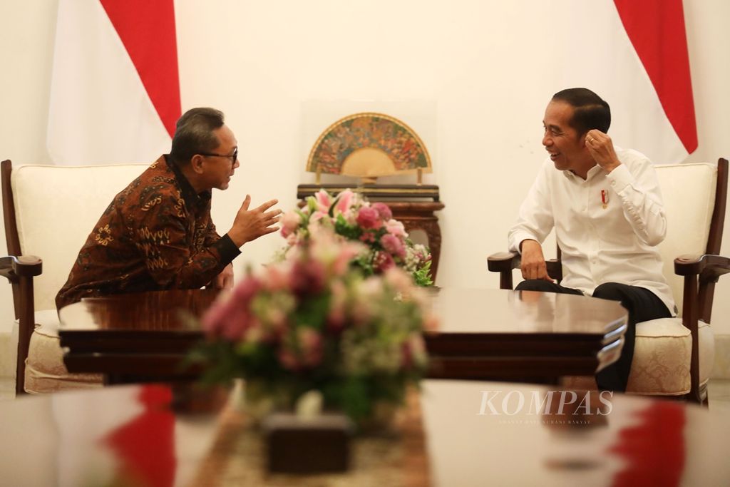 Presiden Joko Widodo berbicara empat mata dengan Ketua Umum Partai Amanat Nasional yang juga Wakil Ketua MPR Zulkifli Hasan di Istana Merdeka, Jakarta, Senin (14/10/2019).