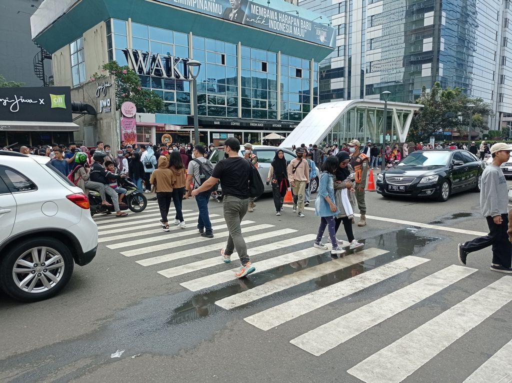Lalu lintas di kawasan berorientasi transit Dukuh Atas, Jakarta, ramai oleh lalu lalang warga yang nongkrong dan pengguna jalan lain, Minggu (24/7/2022).