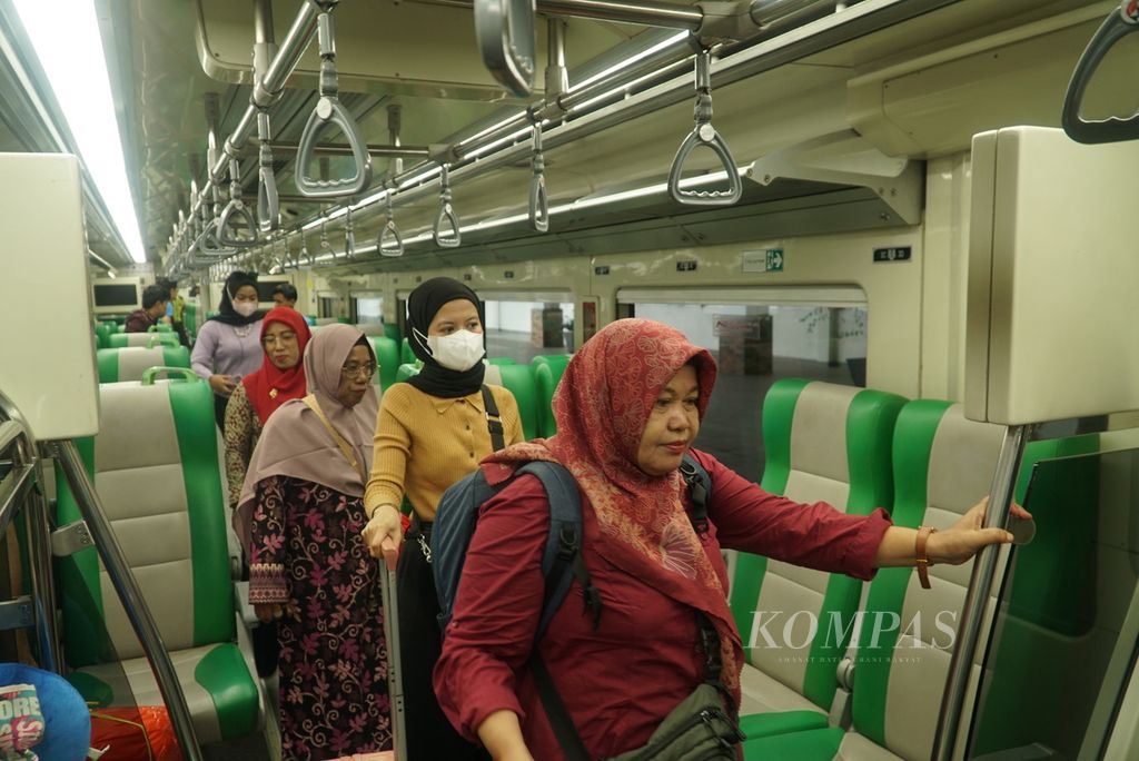 Passengers queue to exit the Minangkabau Express at the Minangkabau International Airport Station, in Padang Pariaman Regency, West Sumatra, on Tuesday (November 21, 2023).