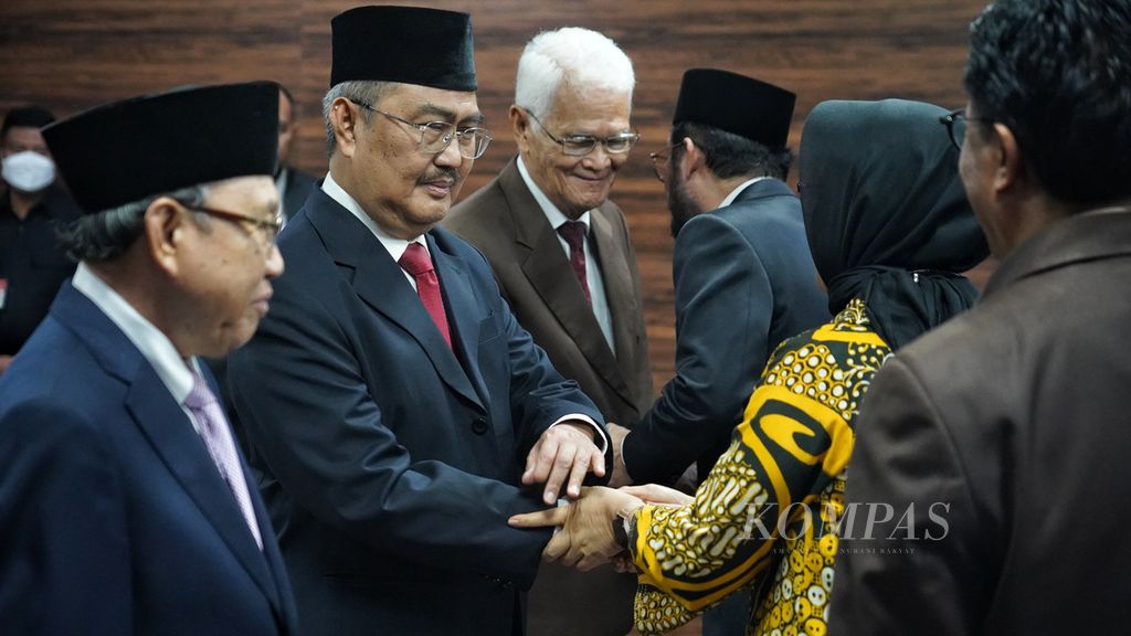 Tiga anggota Majelis Kehormatan Mahkamah Konstitusi (MK MK), Wahiduddin Adams, Jimly Asshiddiqie, dan Bintan R Saragih (dari kiri ke kanan) seusai dilantik di Gedung 2 Mahkamah Konstitusi, Jakarta, Selasa (24/10/2023). 