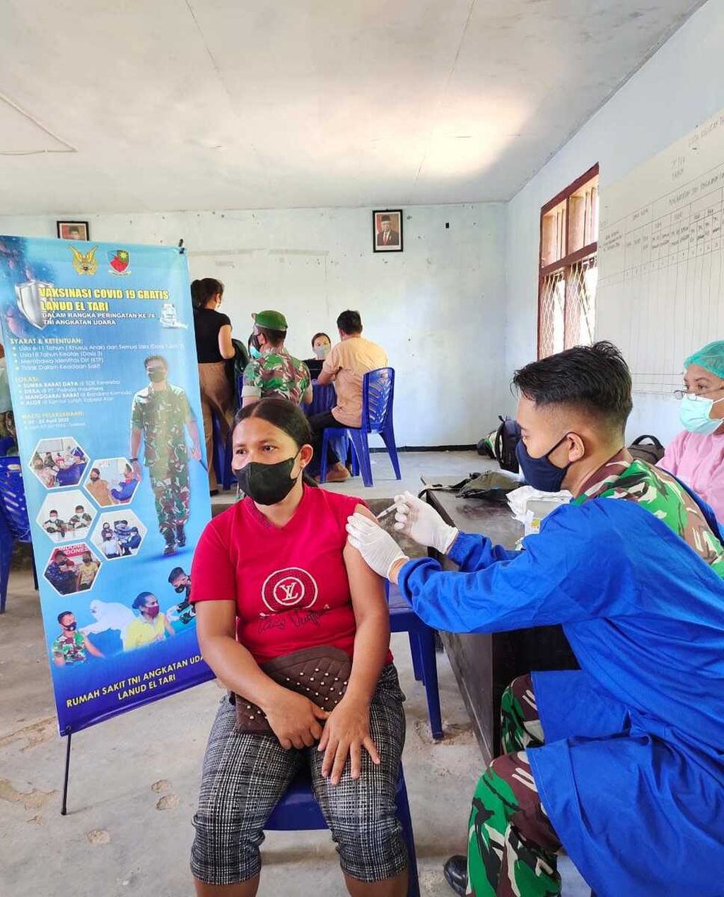 Prajurit TNI AU dari Lanud El Tari, Kupang, menggelar vaksinasi di Tambolaka, Kabupaten Sumba Barat Daya, NTT, Kamis (21/4/2022).
