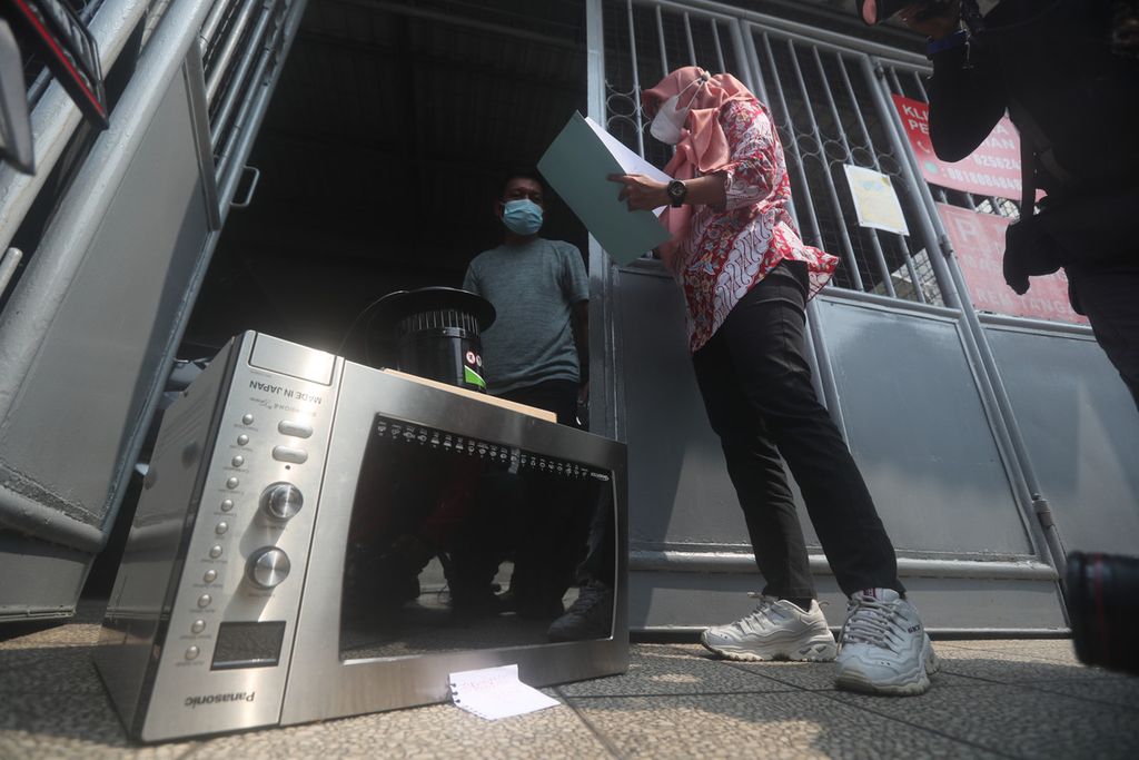 Warga menyerahkan limbah elektronik berupa <i>microwave</i> kepada petugas Dinas Lingkungan Hidup (DLH) DKi Jakarta yang menjemput ke rumahnya di kawasan Mangga Besar, Taman Sari, Jakarta Barat, Kamis (10/6/2021). Petugas DLH akan mengambil limbah elektronik ke rumah warga setelah mendapat permintaan penjemputaan yang disampaikan melalui surat elektronik.