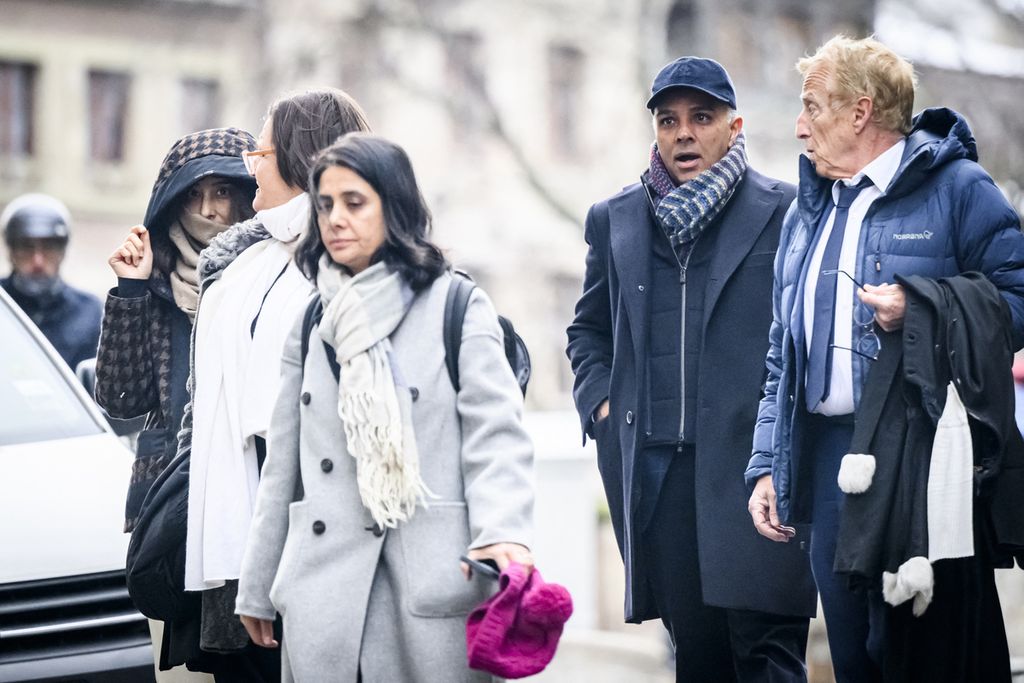 Anggota keluarga miliarder India-Swiss Namrata Hinduja (Kiri) dan Ajay Hinduja (kedua dari kanan) tiba di gedung pengadilan Geneva bersama pengacara mereka Yael Hayat (tengah) dan Robert Assael (kanan) pada hari pembukaan persidangan mereka untuk dugaan perdagangan manusia, Senin (15/1/2024).