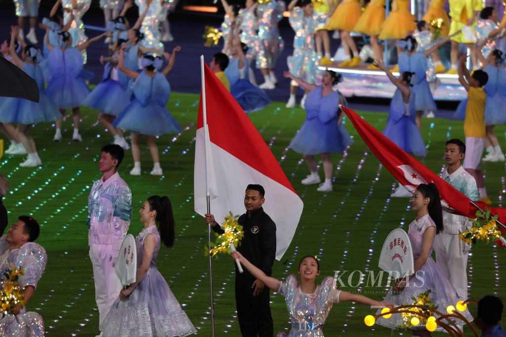Bendera Merah Putih berada di antara penari dalam penutupan Asian Games Hangzhou 2022 di Stadion Utama Hangzhou, Kompleks Olahraga Olimpiade Hangzhou, Provinsi Zhejiang, China, Minggu (8/10/2023) malam. Dalam ajang pesta olahraga Asia edisi ke-19 itu, Indonesia berada di urutan ke-13 dengan memperoleh 7 emas, 11 perak, dan 18 perunggu. Adapun tuan rumah China memimpin dengan perolehan 201 emas, 111 perak, dan 71 perunggu. 