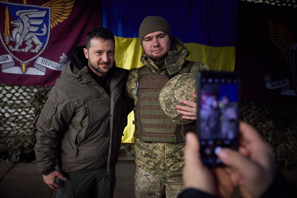 Dalam foto yang disiarkan pada Selasa (6/12/2022) ini, Presiden Ukraina Volodymyr Zelenskyy mengunjungi pasukan Ukraina di Donetsk. Provinsi Ukraina itu masih diduduki Rusia.