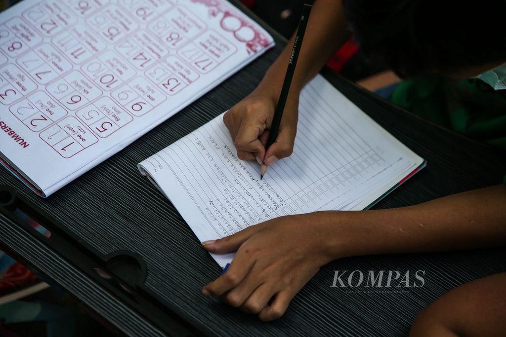 Sebanyak 40 anak pemulung mengikuti belajar membaca, menulis, dan berhitung yang diinisiasi oleh Rumah Hebat Anak Indonesia di sebuah lapangan di kawasan Karang Tengah, Lebak Bulus, Jakarta, Rabu (29/4/2022).