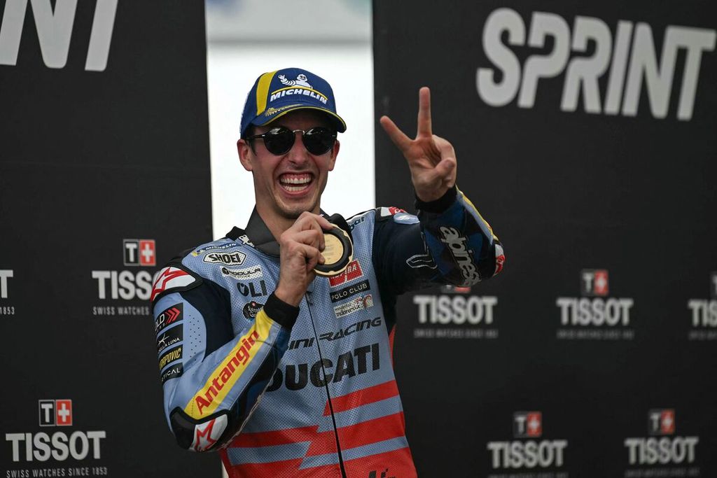 Pebalap Gresini Racing, Alex Marquez, merayakan kemenangan dalam balap sprint MotoGP seri Malaysia di Sepang, Malaysia, Sabtu (11/11/2023).
