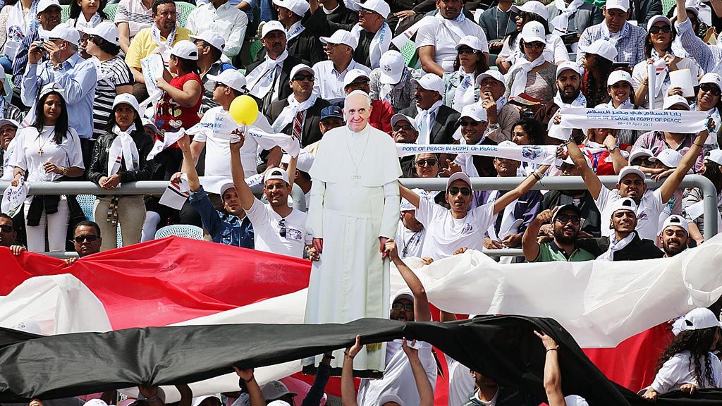 Kunjungan dua hari Paus Fransiskus di Kairo, Mesir, ditutup pada Sabtu (29/4) dengan misa yang dihadiri puluhan ribu orang di stadion militer. 