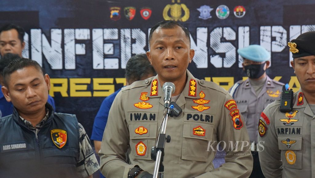 Kepala Polres Kota Surakarta Komisaris Besar Iwan Saktiadi (tengah) memaparkan kasus pelecehan seksual oleh seorang pelatih taekwondo pada tiga orang muridnya di Polres Kota Surakarta, Jawa Tengah, Jumat (24/3/2023). 