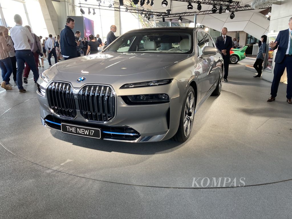 Mobil listrik termutakhir BMW, BMW i7, turut dipamerkan di tempat perayaan 50 Tahun Gedung Markas Besar BMW di BMW Welt, Kota Muenchen, Jerman, Jumat (22/7/2022). 