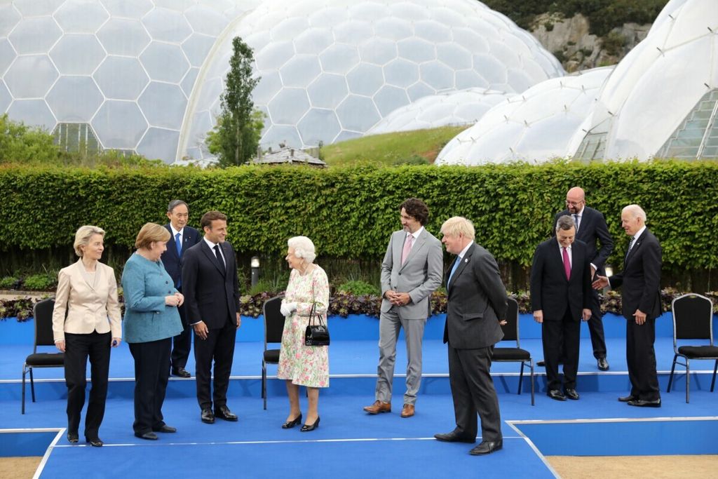 Ratu Inggris Elizabeth II bersama dengan para pemimpin G7 sesaat sebelum sesi foto di Pantai Carbis, Cornwall, Inggris, Jumat (11/06/2021). 