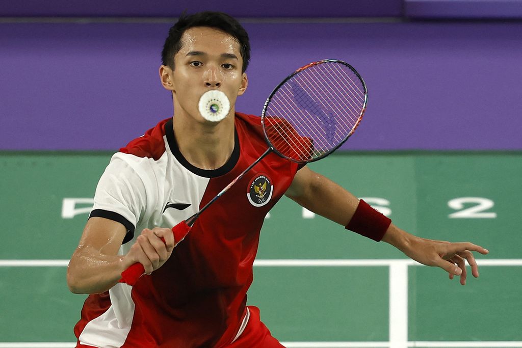 Tunggal putra Indonesia, Jonatan Christie, saat bertanding melawan tunggal India, Lakshya Sen, pada babak grup bulu tangkis Olimpiade Paris 2024 di Porte de la Chapelle Arena, Paris, Rabu (31/7/2024). Jonatan tersingkir dari Paris setelah kalah dari Sen.