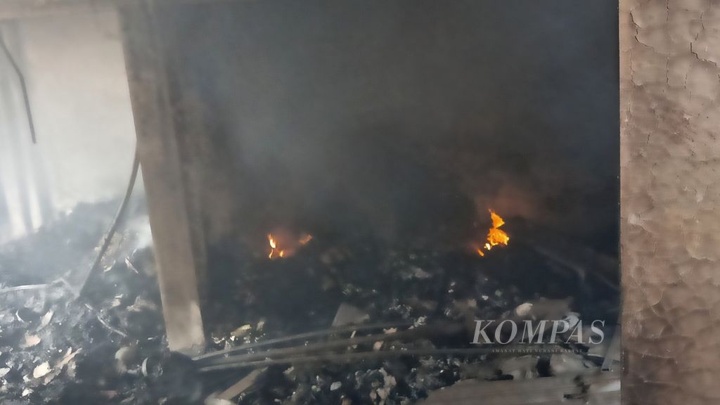 Titik api masih terlihat di Pasar Leuwiliang, Kabupaten Bogor, Jawa Barat, Kamis (28/9/2023). Kebakaran yang terjadi pada Rabu (27/9/2033) sekitar pukul 20.00 masih terjadi hingga pukul 15.00.